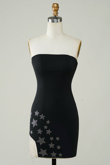 Stylowa czarna krótka sukienka bez ramiączek z frędzlami